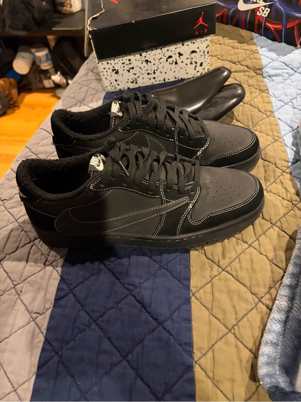 Nike Men’s Black Low-Top Sneakers with Contrast Stitching